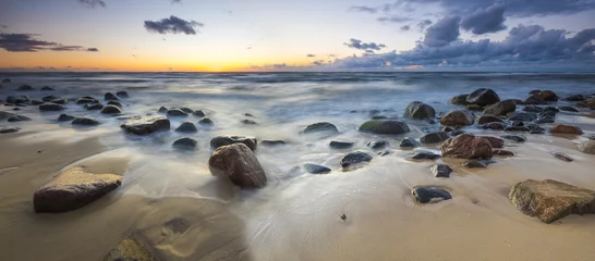 Poster Im Rahmen Sonnenuntergang über dem Meeresstrand © Mike Mareen