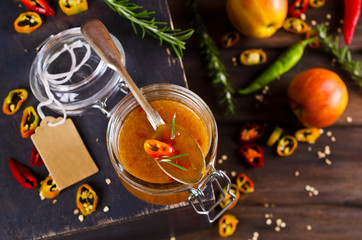 Chutney of apples and hot peppers