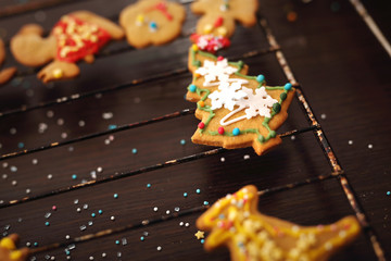 Kolorowo ozdobione ciasteczka korzenne
