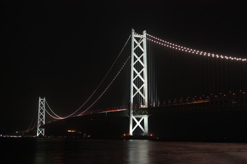 Fototapeta na wymiar 夜の明石海峡大橋