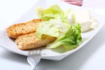 Insalta con crostini di pane e formaggio