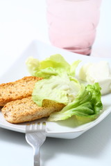 Insalta con crostini di pane e formaggio