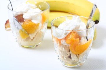 Fototapeta na wymiar Yogurt con frutta banane e pesche