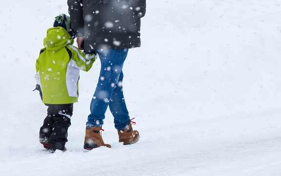 Mutter mit Kind im Schnee