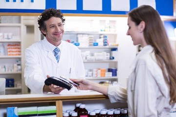 Obraz premium Woman paying bill through smartphone using NFC technology