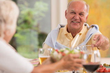 Could you pass me the salad, please?