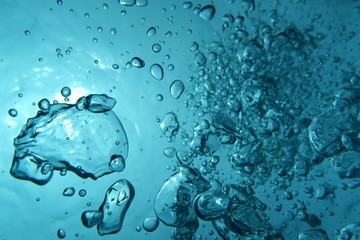 海底から見上げた空気の泡と太陽輝く水面　沖縄慶良間諸島 