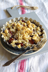 Pflaumencrumble mit Haselnussstreuseln