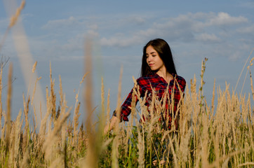 Obraz premium girl walking in field