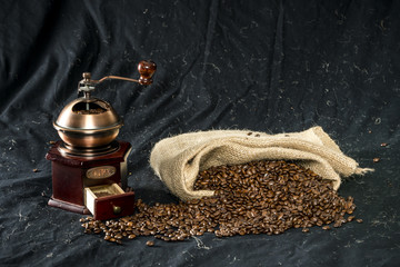 historische Kaffeemühle, Kaffeebohnen im Jutesack