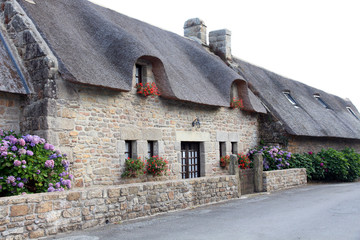 Fototapeta na wymiar Chaumières bretonnes traditionnelles de Kerascoet, proche Concarneau en Bretagne