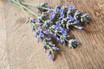 Fotobehang Lavendel lavendelboeket op oude houten achtergrond