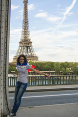 Mujer joven frente al Sena y la Torre Eiffel en París