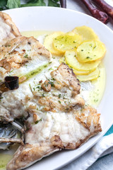 Pescado a la parrilla con patatas