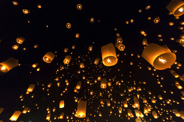 Obraz premium Floating Lantern Festival Loy Krathong Yi Peng Lanna at Chiang Mai Thailand