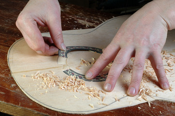Luthier makes installation rosette classical guitar