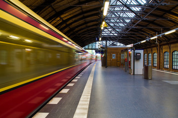 Obraz premium Bahnhof mit einem vorbeifahrenden Zug
