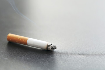 Obraz premium Cigarette with ash on black background