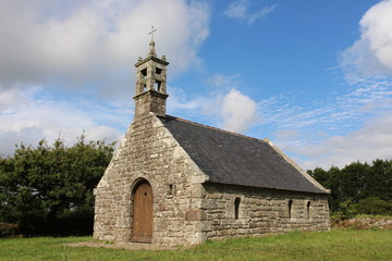 Fototapeta na wymiar Petite chapelle ar Sonj, commune de Locronan en Bretagne