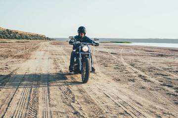 Obraz premium man riding motorcycle