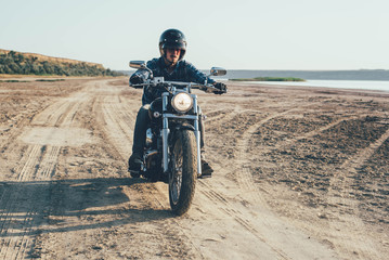 Obraz premium man riding motorcycle