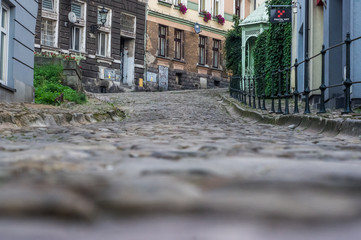 zabytkowa malownicza brukowana uliczka w Cieszynie z historyczną studnią w tle