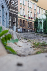 zabytkowa malownicza brukowana uliczka w Cieszynie z historyczną studnią w tle © Krzysztof Matloch