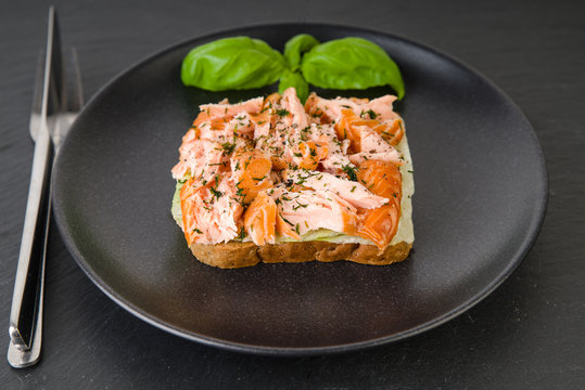 Vollkorntoast mit Lachs