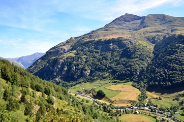 Village dans la vallée du cirque de Gavarnie et Gave, été 2016
