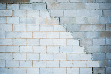 muro irregular de ladrillos de cemento