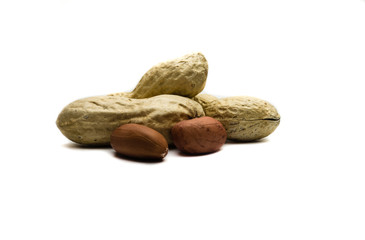 Erdnüsse auf weißen Hintergrund