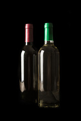 Botellas de vino blanco vista de frente sobre fondo negro aislado. Vista de frente