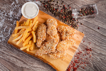 нагетсы на деревянной доске 1