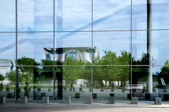 Fassadenspiegelung des Bundeskanzleramts in Berlin