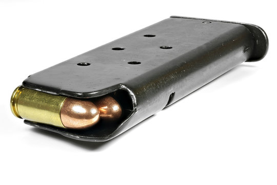 Magazin mit .45 Patronenkugeln isoliert auf wei&szlig;em Hintergrund