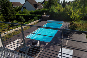 terrasse en bois et piscine