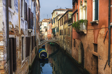 Fototapeta na wymiar Famous Venetian water canals, historic houses and boats.