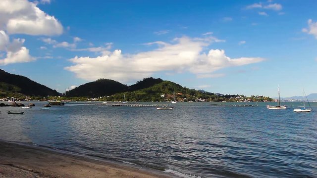 Barcos ancorados na baia norte em Florianópolis - SC - Brasil.