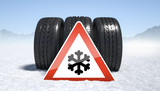 Winterreifen auf Schnee mit Gefahrenzeichen