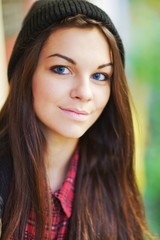 Fototapeta premium Portret piękna uśmiechnięta nastoletnia dziewczyna z niebieskimi oczami, wearin