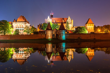 Malbork Castle from across the Nogat river at night. Poland. Europe. - obrazy, fototapety, plakaty