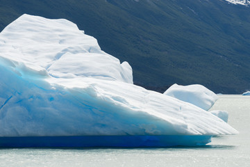 Fototapeta na wymiar Iceberg in lake, Lake Argentino, Los Glaciares National Park, Sa
