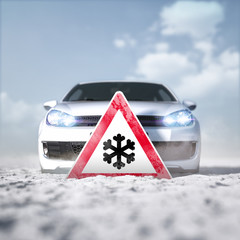 PKW auf verschneiter Fahrbahn