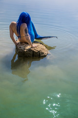 Meerjungfrau auf Stein am Wasser (Variante)