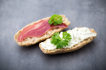 Crispbread with soft cheese with herbs and bacon.