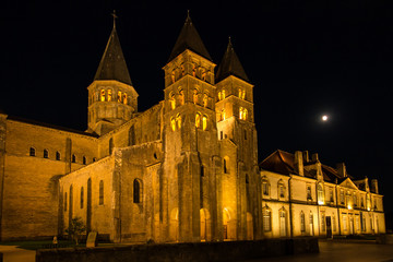 Fototapeta na wymiar The basilica du Sacre Coeur in Paray-le-Monial in night