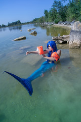 Meerjungfrau zieht widerwillig Schwimmfl&uuml;gel an