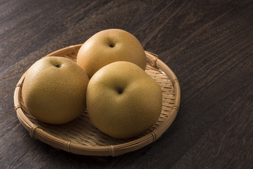 ザルに盛った梨
