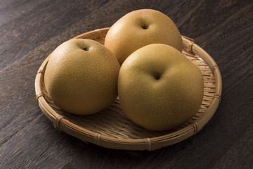 ザルに盛った梨