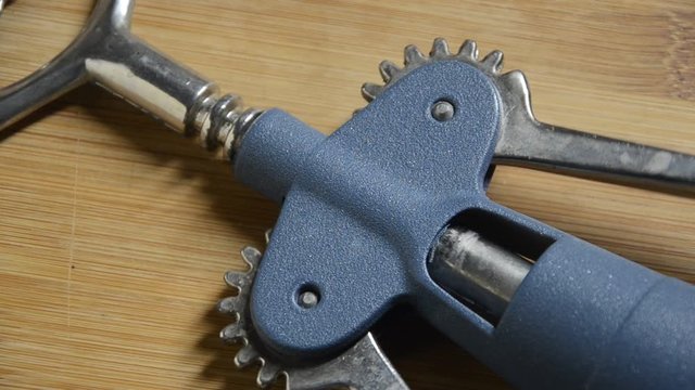 Korkkiruuvi Korkociąg Kurkentrekker Tirbușon Штопор V&yacute;vrtka n&aacute;stroj چوب&zwnj;پنبه&zwnj;بازکن Sacacorchos Cavatappi Saca-rolhas Descorchador Korkenzieher Tire-bouchon Levatappi  Tirebouchon חולץ פקקים Corkscrew